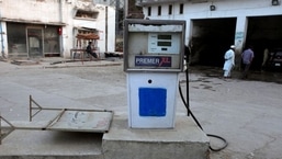 Uma bomba de combustível é retratada em um posto de gasolina da Pakistan State Oil em Rawalpindi, Paquistão.