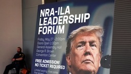 Uma placa mostrando o ex-presidente dos EUA, Donald Trump, que falará no Fórum de Liderança NRA-ILA, fica dentro da convenção anual da National Rifle Association (NRA) no Centro de Convenções George R. Brown em Houston, Texas, em 26 de maio. 2022. 