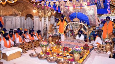At present, a ragi jatha performing in the sanctum sanctorum of the Golden Temple comprises two harmonium players, one on tabla and one playing a string instrument. (HT File Photo) At present, a ragi jatha performing in the sanctum sanctorum of the Golden Temple comprises two harmonium players, one on tabla and one playing a string instrument. (HT File Photo)