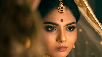 Model and actress Manjusha Niyogi was found dead in her residence in Kolkata. Model and actress Manjusha Niyogi was found dead in her residence in Kolkata.