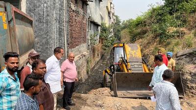 Mayor Balkar Sandhu, councillor Jai Prakash among other inspecting the ongoing work to clean Talab Bazar drain near Domoria Bridge in Ludhiana. (HT PHOTO)
