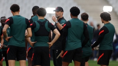Liverpool manager Juergen Klopp talks to his players during training (REUTERS)