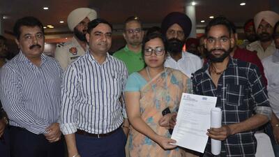 DC Surabhi Malik presenting offer letter to an applicant at the mega job fair in Ludhiana organised by CICU. (Harvinder Singh/HT) DC Surabhi Malik presenting offer letter to an applicant at the mega job fair in Ludhiana organised by CICU. (Harvinder Singh/HT)