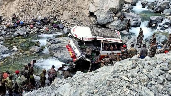 A vehicle carrying Indian Army soldiers skidded off the road and fell into the Shyok river in Ladakh’s Turtuk sector on Friday. (SOURCED.)