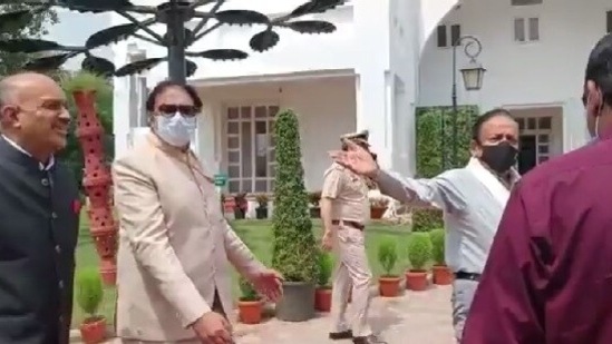 The video of Delhi BJP MP Harsha Vardhan walking out of the swearing-in ceremony of LG Vinai Kumar Saxena has gone viral.&nbsp;