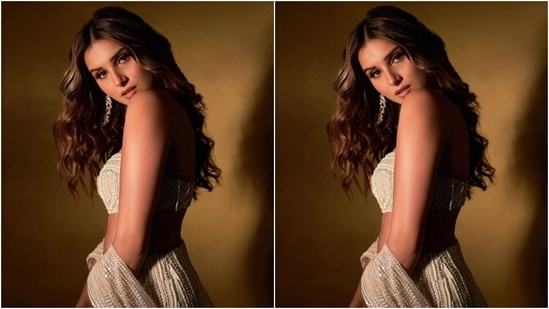 This classic hairstyle is perfect for a glamourous night out. Start by creating a deep side part, then use a straightener to create soft, loose waves. (Instagram/@tarasutaria)