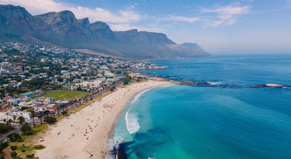 White sandy beach and majestic mountains in the background: Camps Bay is a popular vacation destination in the Cape Town region (Fokke Baarssen/Zoonar/picture alliance) White sandy beach and majestic mountains in the background: Camps Bay is a popular vacation destination in the Cape Town region (Fokke Baarssen/Zoonar/picture alliance)
