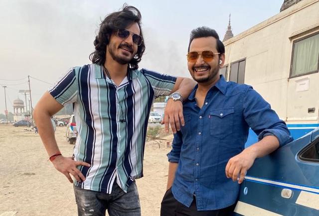 Paritosh Tripathi and Anshumaan Pushkar in Varanasi (Instagram) Paritosh Tripathi and Anshumaan Pushkar in Varanasi (Instagram)