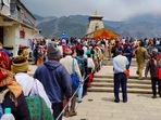 Devotees stand in a queue to offer prayer at Lord Kedarnath, in Rudraprayag.(HT) Devotees stand in a queue to offer prayer at Lord Kedarnath, in Rudraprayag.(HT)