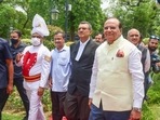 Newly-appointed lieutenant governor of Delhi Vinai Kumar Saxena with chief justice of Delhi high court Vipin Sanghi and Delhi CM Arvind Kejriwal at the Raj Niwas on Thursday, May 26, 2022.(PTI) Newly-appointed lieutenant governor of Delhi Vinai Kumar Saxena with chief justice of Delhi high court Vipin Sanghi and Delhi CM Arvind Kejriwal at the Raj Niwas on Thursday, May 26, 2022.(PTI)