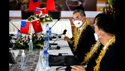 O ministro das Relações Exteriores da China, Wang Yi, realiza uma reunião com o primeiro-ministro de Samoa, Fiame Naomi Mataafa, após a cerimônia de assinatura de acordos entre a China e Samao em Apia.  (AFP)
