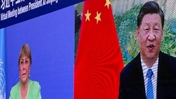 Esta imagem de arquivo tirada e divulgada pelo Escritório do ACNUDH mostra uma tela da chefe de direitos humanos da ONU, Michelle Bachelet, participando de uma reunião virtual com o presidente da China, Xi Jinping, em Guangzhou.