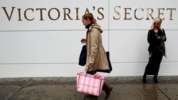 Um cliente passa por uma L Brands Inc., loja de varejo da Victoria's Secret em Manhattan, Nova York.  (imagem do arquivo)