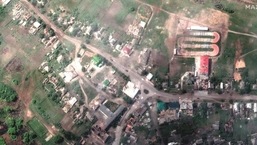 Uma imagem de satélite mostra edifícios danificados e um tanque em uma estrada, em Lyman, Ucrânia, em 25 de maio de 2022.