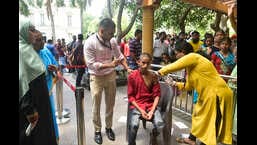 A health worker inoculates a beneficiary in the 12-18 years age group against Covid-19 at Veermata Jijabai Bhosale Udyan and Zoo, Byculla, as BMC initiates new vaccination drive centers at various tourist places, in Mumbai on Saturday (Anshuman Poyrekar/HT PHOTO) )