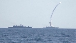 (REPRESENTAÇÃO) Uma imagem estática tirada de um vídeo divulgado pelo Ministério da Defesa da Rússia na sexta-feira mostra um míssil sendo disparado de um navio de guerra russo no mar Mediterrâneo.