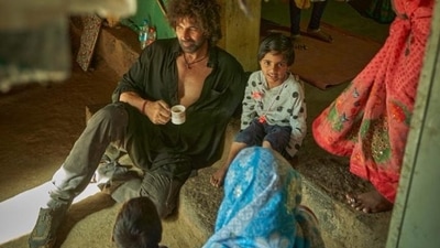Akshay Kumar is seen in a new look in an unseen picture from the sets of a film.