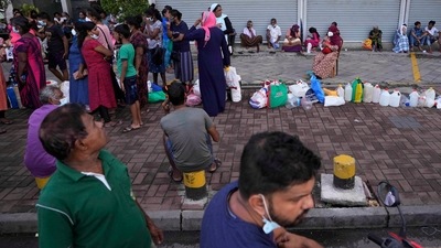 Sri Lankans stand in queues to buy fuel in Colombo amid economic crisis. (AP) Sri Lankans stand in queues to buy fuel in Colombo amid economic crisis. (AP)
