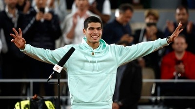 Spain's Carlos Alcaraz celebrates winning his third round match against Sebastian Korda of the U.S. (REUTERS)