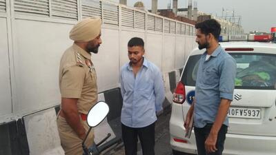 Police at the spot where the food delivery man said he was robbed, near Master Tara Singh College in Ludhiana. (HT Photo)