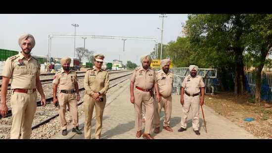 Police conducting an inspection at the Ludhiana Railway Station on Saturday. (HT Photo)