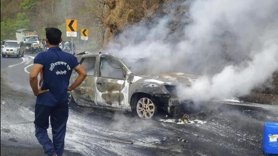 According to the highway police, the driver saw smoke coming out of the cars bonnet and alerted the passengers (HT PHOTO)