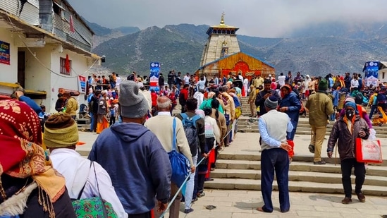 Devotees stand in a queue to offer prayer at Lord Kedarnath, in Rudraprayag.(HT)