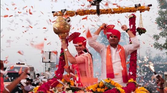 Navneet Rana and Ravi Rana on their arrival at Amravati on Saturday. HT Photo