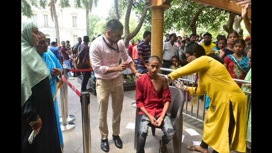 A health worker inoculates a beneficiary in the 12-18 years age group against Covid-19 at Veermata Jijabai Bhosale Udyan and Zoo, Byculla, as BMC initiates new vaccination drive centres at various tourist places, in Mumbai on Saturday (Anshuman Poyrekar/HT PHOTO)