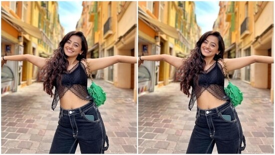 In the end, Helly complemented her holiday look with a green shoulder mini shoulder bag, trendy watch, chunky white lace-up sneakers, open-side trousers designed in soft curls, shiny skin, blushed cheeks, nude lip shade, and mascara.  Eyelashes and on-fleek eyebrows.  What is your opinion of Helly's dress?  (Instagram)