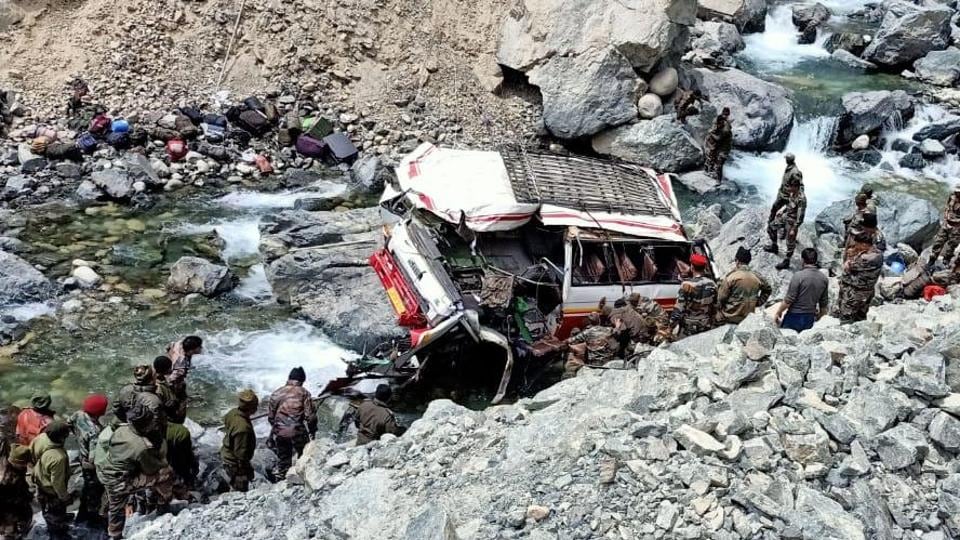 A vehicle carrying Indian Army soldiers skidded off the road and fell into the Shyok river in Ladakh’s Turtuk sector on Friday. (SOURCED.) A vehicle carrying Indian Army soldiers skidded off the road and fell into the Shyok river in Ladakh’s Turtuk sector on Friday. (SOURCED.)