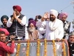 Former Punjab CM Charanjit Singh Channi (in white) with Sidhu Moose Wala (in red turban). (Fille Photo/@CHARANJITCHANNI) Former Punjab CM Charanjit Singh Channi (in white) with Sidhu Moose Wala (in red turban). (Fille Photo/@CHARANJITCHANNI)