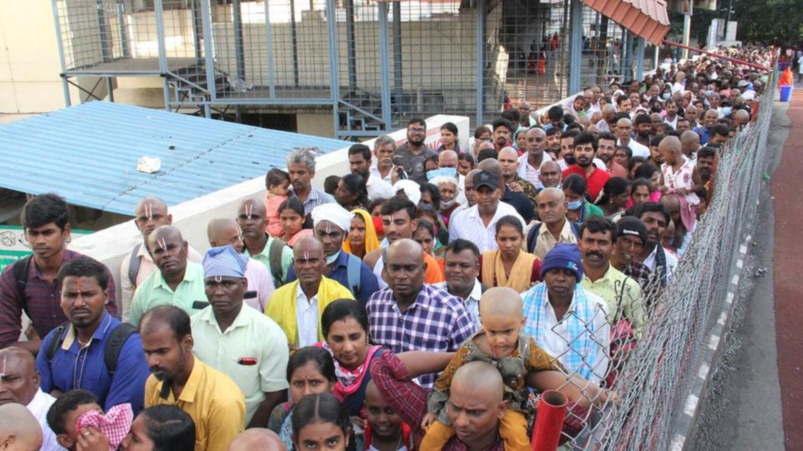 Tirumala witnesses heavy pilgrim rush, darshan after over 48-hour wait |  Latest News India - Hindustan Times