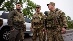 O presidente da Ucrânia Volodymyr Zelenskiy visita um local de uma luta com tropas russas durante a invasão da Rússia à Ucrânia, na região de Kharkiv, Ucrânia