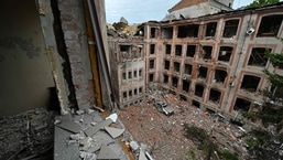 Esta fotografia tirada em 28 de maio de 2022 mostra o prédio danificado da Faculdade de Economia da Universidade Nacional de Karazin, em Kharkiv, em meio à invasão russa da Ucrânia. 