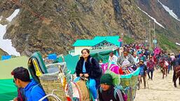 Devotees going to Kedarnath Temple by mule ride, palanquin and other ways as part of their Char Dham Yatra, in Rudraprayag (ANI File Photo)