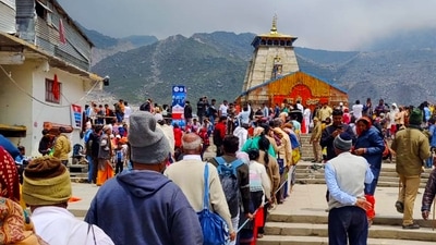 Devotees stand in a queue to offer prayer at Lord Kedarnath, in Rudraprayag. (HT) Devotees stand in a queue to offer prayer at Lord Kedarnath, in Rudraprayag. (HT)