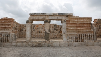 The ruins of a Mayan site, called Xiol, are pictured after archaeologists have uncovered an ancient Mayan city filled with palaces, pyramids and plazas on a construction site near Mexico.&nbsp; (REUTERS)