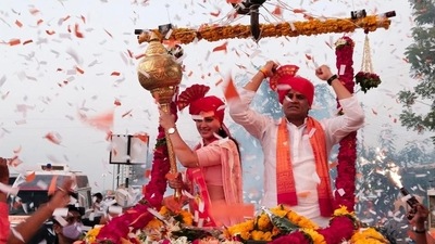 Navneet Rana and Ravi Rana on their arrival at Amravati on Saturday. (HT Photo) Navneet Rana and Ravi Rana on their arrival at Amravati on Saturday. (HT Photo)
