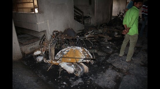 A total of 14 two-wheelers and one SUV were gutted in a fire in Jambhulwadi. (Ravindra Joshi/HT PHOTO)