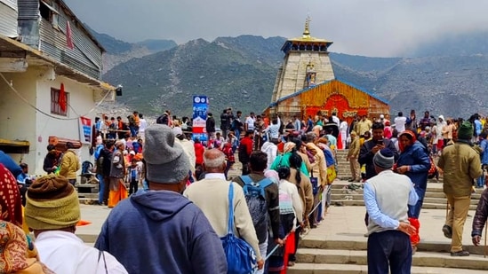 Devotees stand in a queue to offer prayer at Lord Kedarnath, in Rudraprayag.(HT)
