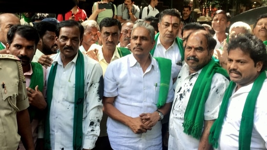 Farmer leader Kodihalli Chandrashekhar during a press meet after a clash between JD(S) supporters and his supporters at Press Club, in Bengaluru on Saturday. (ANI Photo)(Shashidhar Byrappa)