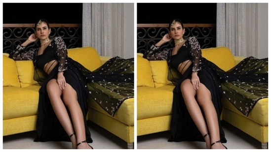 In a gold and pastel blue maangtika and a choker, Sonnalli added minimal makeup of nude eyeshadow, drawn eyebrows, contoured cheeks and a shade of nude lipstick and completed the look.(Instagram/@sonnalliseygall)