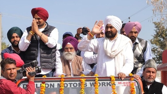 Former Punjab CM Charanjit Singh Channi (in white) with Sidhu Moose Wala (in red turban). (Fille Photo/@CHARANJITCHANNI) Former Punjab CM Charanjit Singh Channi (in white) with Sidhu Moose Wala (in red turban). (Fille Photo/@CHARANJITCHANNI)