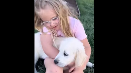 The little girl holds the cute puppy in this viral Instagram video.&nbsp;(Instagram/@huntersofhappiness)