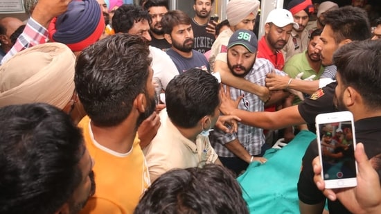 Police and Moose Wala's supporters carrying the dead body of Sidhu Moose Wala at the Civil Hospital in Mansa.(Sanjeev Kumar)