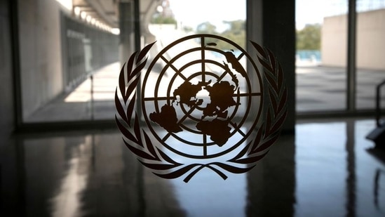 Das Logo der Vereinten Nationen ist auf einem Fenster in einem leeren Flur im Hauptquartier der Vereinten Nationen zu sehen.  (Dateibild)(REUTERS)