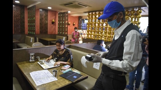 Restaurateurs justify the additional charge by stating that the extra income is crucial for the servers and providing the customers with the option to refuse. (Photo: Sanchit Khanna/HT (For representational purposes only)) Restaurateurs justify the additional charge by stating that the extra income is crucial for the servers and providing the customers with the option to refuse. (Photo: Sanchit Khanna/HT (For representational purposes only))