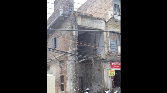 Most of the buildings which were found unsafe in a 2019 survey conducted by Ludhiana MC are vacant and some have shops on the ground floor. (Harvinder Singh/HT) Most of the buildings which were found unsafe in a 2019 survey conducted by Ludhiana MC are vacant and some have shops on the ground floor. (Harvinder Singh/HT)