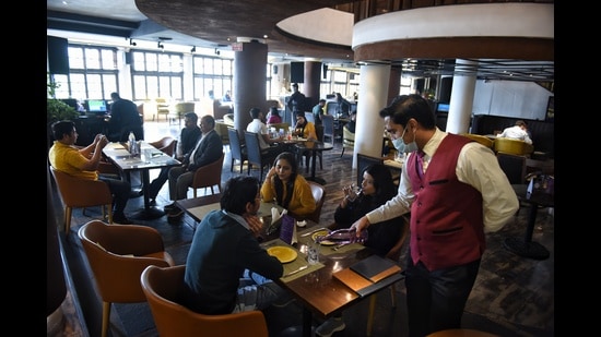 Complaints against service charge being added mandatorily in food bills, by restaurants, has led the central government call a meeting with the National Restaurants Association of India (NRAI). (Photo: Sanchit Khanna/HT (For representational purposes only))